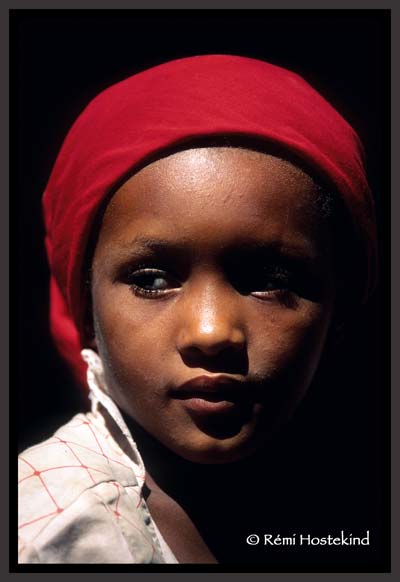 Portrait Yéménite au foulard rouge 1997 de Rémi Hostekind